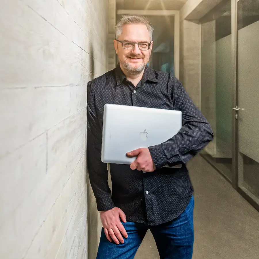 Thomas Köhn von TK Mediendesign mit Laptop – Webdesign, SEO und Printdesign aus Karlsruhe